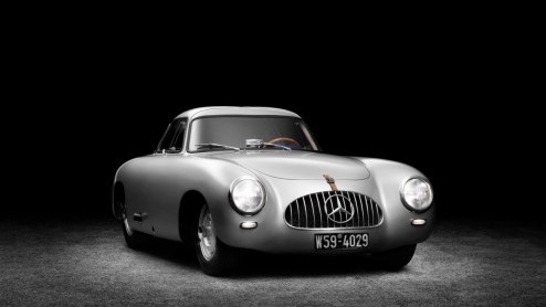 Mercedes-Benz heeft ter gelegenheid van de zestigste verjaardag van de SL de oudst nog bestaande 300 SL terug in nieuwstaat gebracht. De stamvader aller SLs werd in 1952 gepresenteerd en leeft nog st