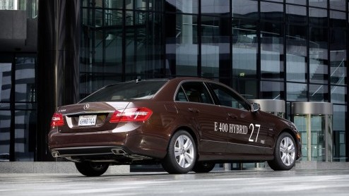 Hij zat al even in de pijplijn en wordt nu echt een feit; de Mercedes-Benz E 300 BlueTEC Hybrid, een dieselhybride met 109 gram CO2 uitstoot. Het offensief is echter niet compleet zonder de E 400 Hybr