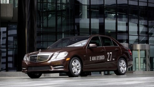 Hij zat al even in de pijplijn en wordt nu echt een feit; de Mercedes-Benz E 300 BlueTEC Hybrid, een dieselhybride met 109 gram CO2 uitstoot. Het offensief is echter niet compleet zonder de E 400 Hybr