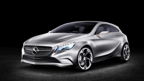 Mercedes-Benz staat te trappelen van ongeduld om nadat de nieuwe B-Klasse volgende maand bij de dealer staat, de A-Klasse te onthullen. Toch moeten we nog even geduld hebben en daarom haalt het merk d