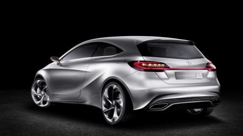 Mercedes-Benz staat te trappelen van ongeduld om nadat de nieuwe B-Klasse volgende maand bij de dealer staat, de A-Klasse te onthullen. Toch moeten we nog even geduld hebben en daarom haalt het merk d