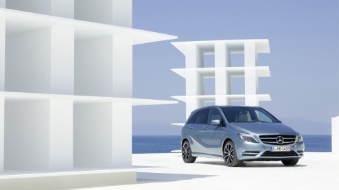 Mercedes geeft nu zelf informatie over de nieuwe B-Klasse vrij, die in november op de markt komt. Het draait bij de nieuwe Duitser om efficintie, een lagere zitpositie en talrijke veiligheidsinnovati