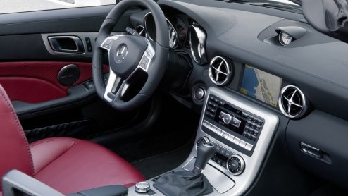 De Duitsers gaan er nu echt aan; de dieselmotor doet intrede in de SLK Roadster. Mercedes-Benz kiest niet de minste; het is de 250 CDI die voor serieuze prestaties met een bescheiden verbruik moet gaa