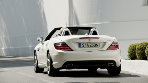 De Duitsers gaan er nu echt aan; de dieselmotor doet intrede in de SLK Roadster. Mercedes-Benz kiest niet de minste; het is de 250 CDI die voor serieuze prestaties met een bescheiden verbruik moet gaa