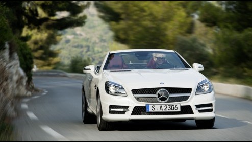 De Duitsers gaan er nu echt aan; de dieselmotor doet intrede in de SLK Roadster. Mercedes-Benz kiest niet de minste; het is de 250 CDI die voor serieuze prestaties met een bescheiden verbruik moet gaa