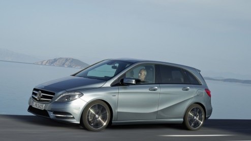 Kort na de bekendmaking van de vanafprijs van de nieuwe Mercedes B-Klasse is het volledige prijzenboek bekend. De B180 voert de lijst aan met een prijs van 26.990 euro; dieselen kan vanaf net geen 32 
