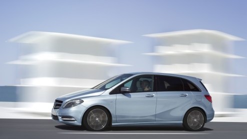 Mercedes geeft nu zelf informatie over de nieuwe B-Klasse vrij, die in november op de markt komt. Het draait bij de nieuwe Duitser om efficintie, een lagere zitpositie en talrijke veiligheidsinnovati
