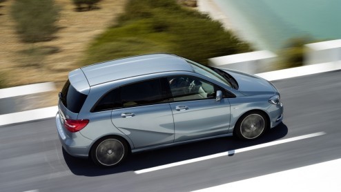 Kort na de bekendmaking van de vanafprijs van de nieuwe Mercedes B-Klasse is het volledige prijzenboek bekend. De B180 voert de lijst aan met een prijs van 26.990 euro; dieselen kan vanaf net geen 32 