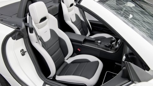 Nadat Mercedes-Benz alles over de 5.5 liter V8 heeft verteld mag nu de auto zelf ook digitaal uit de doeken; de SLK 55 AMG. De krachtige Roadster gaat wordt op de IAA in levende lijve voorgesteld.