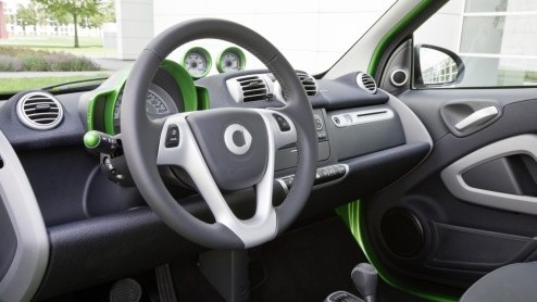 Op de IAA in Frankfurt debuteert de derde generatie smart fortwo electric drive. Het nieuwe model is krachtiger dan zijn voorganger en heeft bovendien een ruimere actieradius waarbij de accus binnen 