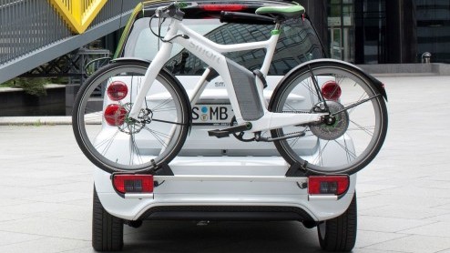 Elektrisch smart rijden kan ook op twee wielen. Daartoe heeft het kleinste automerk de ebike in gedachten. Deze elektrische fiets gaat officieel in productie en begin 2012 in de verkoop.