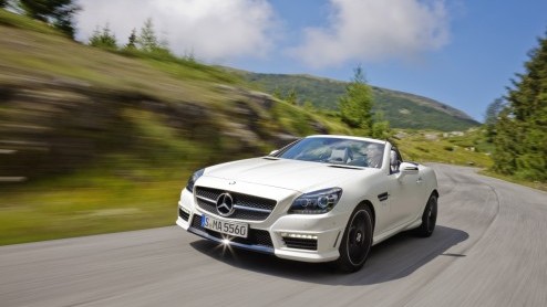 Mercedes-Benz heeft de SLK 55 AMG en 250 CDI dieselvariant geprijsd. De sportieve V8 is nu te bestellen vanaf 90.480 euro en wie liever wil viercilinderdieselen moet net geen 50 mille neertellen.