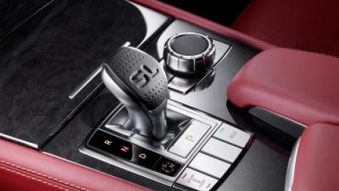 De prijslijst van de nieuwe Mercedes-Benz SL-Klasse is bekend! In Nederland trapt de Roadster af vanaf 106.400 euro met een zescilinder. Voor snelle beslissers is er de Edition 1 met AMG-tenue en rood
