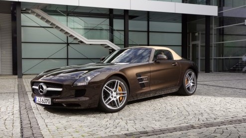 Mercedes-Benz breidt de optielijst van de SLS AMG uit met een aantal zaken die de rijprestaties van de nieuwe Gullwing veiliger en veelzijdiger maken of op smaak brengen.