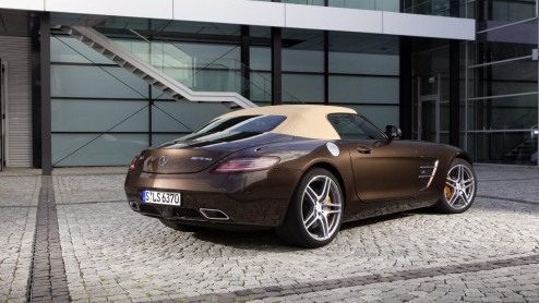 Mercedes-Benz breidt de optielijst van de SLS AMG uit met een aantal zaken die de rijprestaties van de nieuwe Gullwing veiliger en veelzijdiger maken of op smaak brengen.