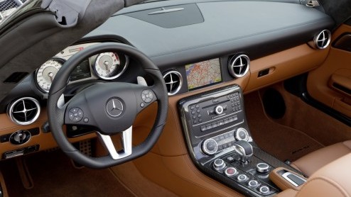 Mercedes-Benz breidt de optielijst van de SLS AMG uit met een aantal zaken die de rijprestaties van de nieuwe Gullwing veiliger en veelzijdiger maken of op smaak brengen.