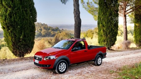 Fiat haalt de kleine pick-up Strada naar eigen land. De in Brazili gebouwde Italiaan maakt zijn entree in drie uitvoeringen. Komst naar Nederland zit er waarschijnlijk niet in.
