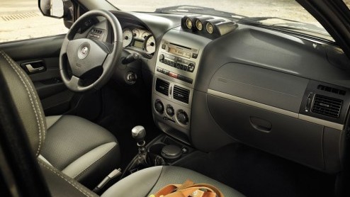 Fiat haalt de kleine pick-up Strada naar eigen land. De in Brazili gebouwde Italiaan maakt zijn entree in drie uitvoeringen. Komst naar Nederland zit er waarschijnlijk niet in.