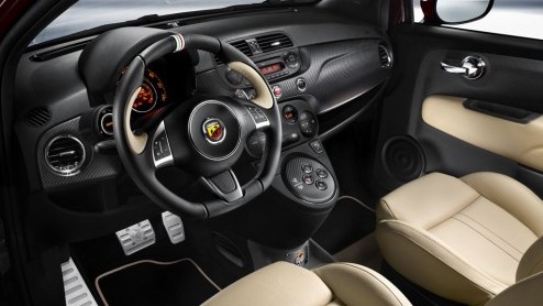 Tijdens de 30e verjaardag van de Mille Miglia presenteert Abarth de Abarth 695 Maserati Edition. Een exclusief nummer gebouwd in een oplage van 499 exemplaren. Met 180 pk.