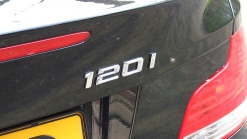 Voor BMW geen stalen klapdak. Althans niet voor de 1-serie Cabrio. Dat zou zowel de vormgeving (een relatief dikke achtersteven) als het gewicht niet ten goede komen voor de kleinste cabrio uit de sta