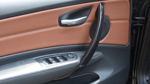 Voor BMW geen stalen klapdak. Althans niet voor de 1-serie Cabrio. Dat zou zowel de vormgeving (een relatief dikke achtersteven) als het gewicht niet ten goede komen voor de kleinste cabrio uit de sta