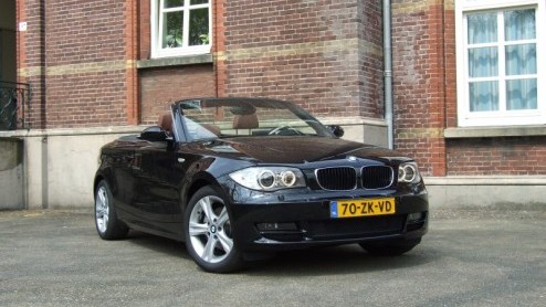 Voor BMW geen stalen klapdak. Althans niet voor de 1-serie Cabrio. Dat zou zowel de vormgeving (een relatief dikke achtersteven) als het gewicht niet ten goede komen voor de kleinste cabrio uit de sta