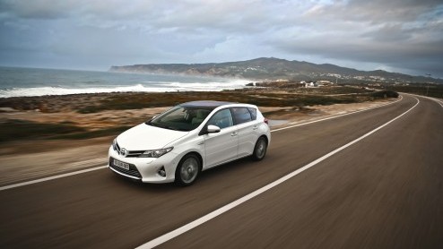 De nieuwe Toyota Auris is een feit en staat nog voor de jaarwisseling bij de dealer. Hoe zijn de eerste kilometers bevallen? We doen onze indruk op met de Auris Hybrid, die naar verwachting het meeste