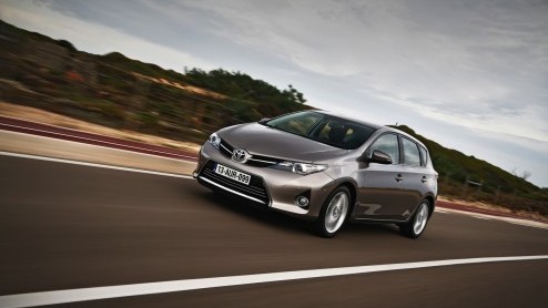 De nieuwe Toyota Auris is een feit en staat nog voor de jaarwisseling bij de dealer. Hoe zijn de eerste kilometers bevallen? We doen onze indruk op met de Auris Hybrid, die naar verwachting het meeste