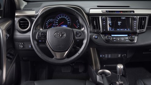 Dat hij er aan zat te komen wisten we al, maar nu heeft Toyota dan echt officieel de nieuwe RAV4 onthuld. Het model heeft zich nog meer het karakter van een compacte SUV aangemeten en hij staat vanaf 