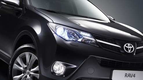 Dat hij er aan zat te komen wisten we al, maar nu heeft Toyota dan echt officieel de nieuwe RAV4 onthuld. Het model heeft zich nog meer het karakter van een compacte SUV aangemeten en hij staat vanaf 