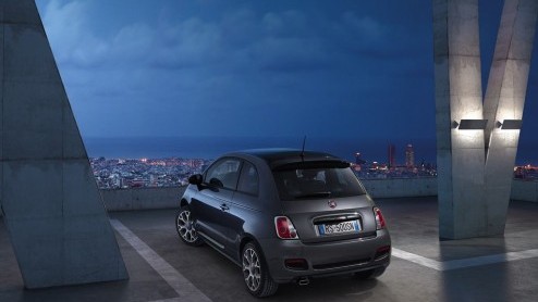 Stel je bent op zoek naar een sportief getinte Fiat 500 maar de Abarth 500 is een brug te ver? Dan heeft Fiat vanaf medio 2013 de Fiat 500S als de perfecte tussenmaat.