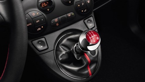 Stel je bent op zoek naar een sportief getinte Fiat 500 maar de Abarth 500 is een brug te ver? Dan heeft Fiat vanaf medio 2013 de Fiat 500S als de perfecte tussenmaat.