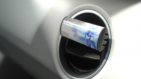 Seat introduceert een autoparfumlijn voor de nieuwe kleine Mii. In samenwerking met Millefiori zijn er drie deuren samengesteld; Flirty, Energetic en Relaxed.