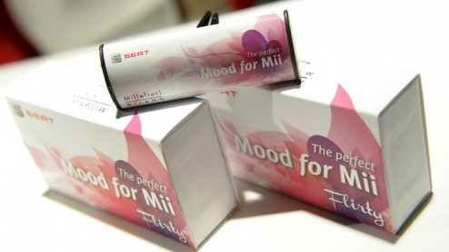 Seat introduceert een autoparfumlijn voor de nieuwe kleine Mii. In samenwerking met Millefiori zijn er drie deuren samengesteld; Flirty, Energetic en Relaxed.