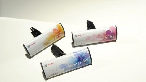 Seat introduceert een autoparfumlijn voor de nieuwe kleine Mii. In samenwerking met Millefiori zijn er drie deuren samengesteld; Flirty, Energetic en Relaxed.