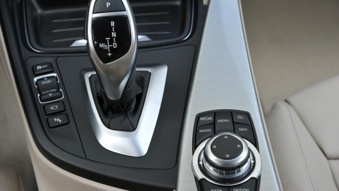 De nieuwe BMW 3 Serie belooft een goed nieuws show te worden dankzij innovatieve moderne snufjes, nog zuiniger motoren en meer interieurruimte. Grote vraag is nu hoe de F30-generatie zich op de weg