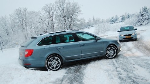Je kunt op twee manieren op wintersport gaan. Zo goedkoop mogelijk, naar een tweesterrenstek met een spaardieseltje zoals de zuinige Fabia Greenline Combi. Of je pakt volledig uit, reserveert een supe