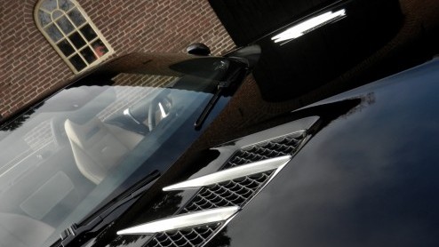 Hoe wordt het rijden in een Mercedes-Benz SLS AMG nog leuker? Precies, door er een Roadster van te maken! Tenzij je niet warm wordt van 571 pk langs je haren en liever iets anders hoort dan het gebuld
