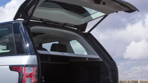 Een nieuwe Range Rover nog beter maken klinkt makkelijker dan het is. Toch is dat de uitdaging die Land Rover is aangegaan. Een afslankkuur van driehonderd kilo, riante zitruimte op de achterbank en n