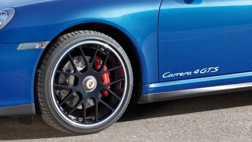 Porsche breidt de top van het modellengamma uit met twee vierwielaangedreven versies van de 911. De Coup en de Cabriolet van de 911 Carrera 4 GTS staan vanaf augustus bij de dealers.
