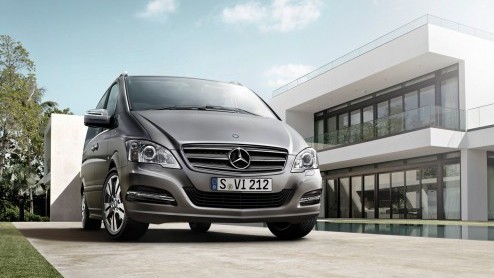 In Frankfurt was hij nog een studiemodel maar op de Autosalon van Genve staat de Mercedes-Benz Viano Pearl gewoon tussen alle bestaande modellen. De Duitsers nemen de superdeluxe bus in gelimiteerde 