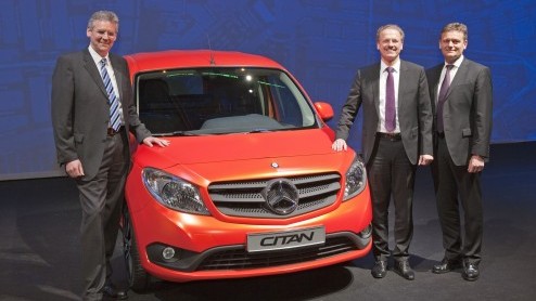 Eerder dan verwacht heet Mercedes-Benz de Citan bestelauto onthuld. En wel op de Nederlandse BedrijfsautoRAI, in een 'black box'. De op de Renault Kangoo gebaseerde bedrijfswagen heeft zoals verwacht
