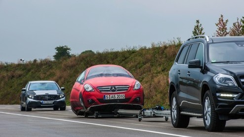 Langzaamaan kunnen we aftellen naar de nieuwe S-Klasse. Dankzij nieuwe binnengedruppelde details weten we dat het nieuwe vlaggenschip van Mercedes-Benz weer bijzondere stappen vooruit zet in comfort e