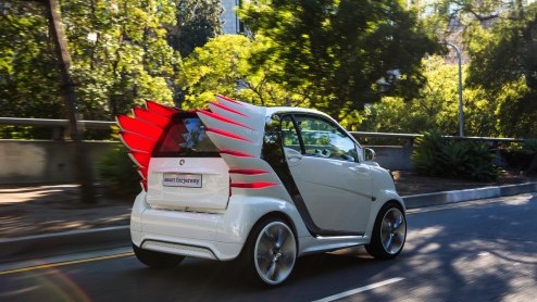 Smart schijnt tijdens op de Los Angeles Motor Show licht op een bijzondere showcar en volgend jaar als limited edition op de markt komt. Hoe speciaal is deze elektrische fortwo? Hij heeft vleugels en 