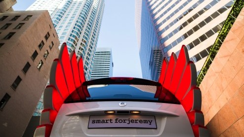 Smart schijnt tijdens op de Los Angeles Motor Show licht op een bijzondere showcar en volgend jaar als limited edition op de markt komt. Hoe speciaal is deze elektrische fortwo? Hij heeft vleugels en 
