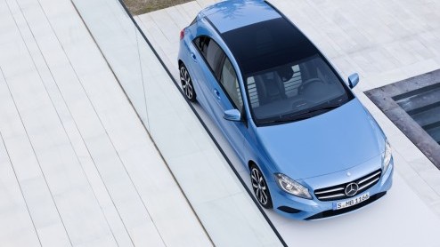 De nieuwe A-Klasse is vanaf vandaag te bestellen. Alle reden voor Mercedes-Benz om de prijzen bekend te maken. Vanaf september staat hij bij de dealer vanaf 28.995 euro. Verschillende motoren zijn zui