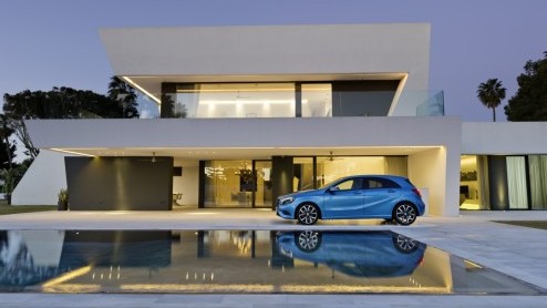 De nieuwe A-Klasse is vanaf vandaag te bestellen. Alle reden voor Mercedes-Benz om de prijzen bekend te maken. Vanaf september staat hij bij de dealer vanaf 28.995 euro. Verschillende motoren zijn zui