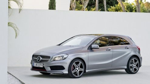 De nieuwe A-Klasse is vanaf vandaag te bestellen. Alle reden voor Mercedes-Benz om de prijzen bekend te maken. Vanaf september staat hij bij de dealer vanaf 28.995 euro. Verschillende motoren zijn zui