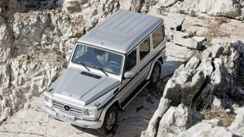 De Duitsers kunnen het niet laten en houden de G-Klasse in leven. Wat heet: de iconische terreinwagen wordt in- en uitwendig opgefrist, compleet met een ander interieur. Ook verwelkomt Mercedes-Benz d