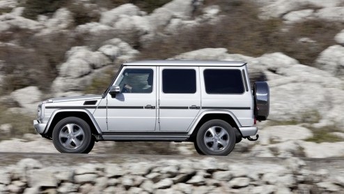 De wederom vernieuwde G-Klasse heeft prijskaartjes gekregen. Mercedes-Benz zet de iconische terreinauto met het eeuwige leven vanaf zo'n 157.000 euro in de prijslijst. Voor de G63 AMG moet 60 mille ex